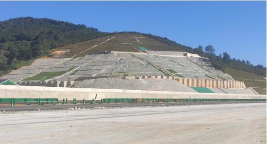 广西乐百高速伶站服务区高边坡监测